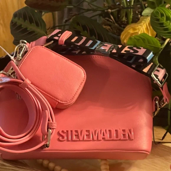 STEVE MADDEN BMAGEEE Crossbody Bag In Raspberry w/Air Pod Case - Picture 13 of 14